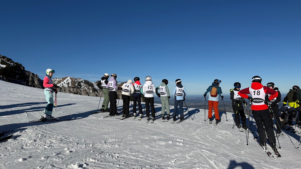 Jugendliche im Schnee